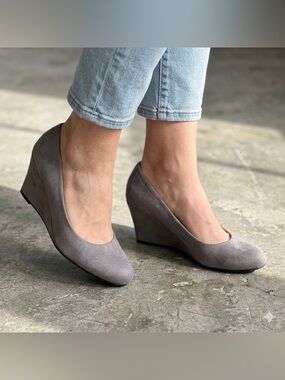 Dexflex Comfort Faux Suede Gray Wedge Heels. Size 8